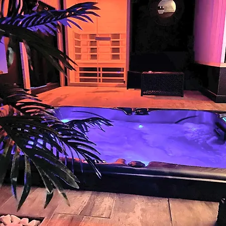 Отель La Grenoble Jacuzzi Et Sauna Privatif *
