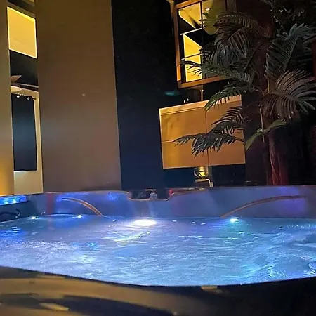 Отель La Grenoble Jacuzzi Et Sauna Privatif Эбенс